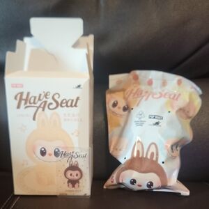 Authentic！！LABUBU - The Monsters - Have A Seat Vinyl Plush - Duoduo (Secret)